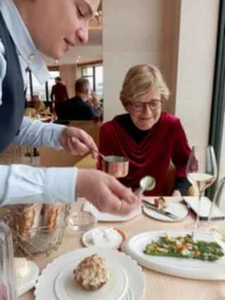 L’attribut alt de cette image est vide, son nom de fichier est maren-berg.com-2025-nos-festins-parisiens-mimi-freut-sich-2.jpg.